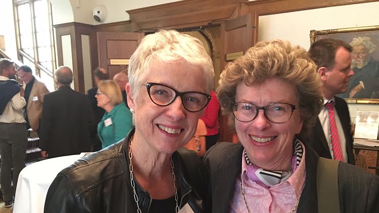 Margareta Troein Töllborn, tidigare ordf nu förtrondevald revisor, tillsammans med Anna Engström-Laurent, tidigare ordf nu nybliven hedersledamot. (Foto: Agneta Davidsson Ohlson)