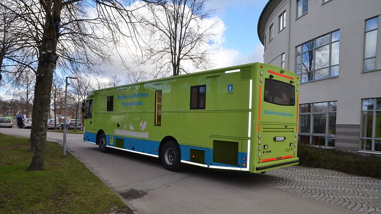 Nu rullar biblioteksbussen åter ut på vägarna och stannar vid en hållplats nära dig.