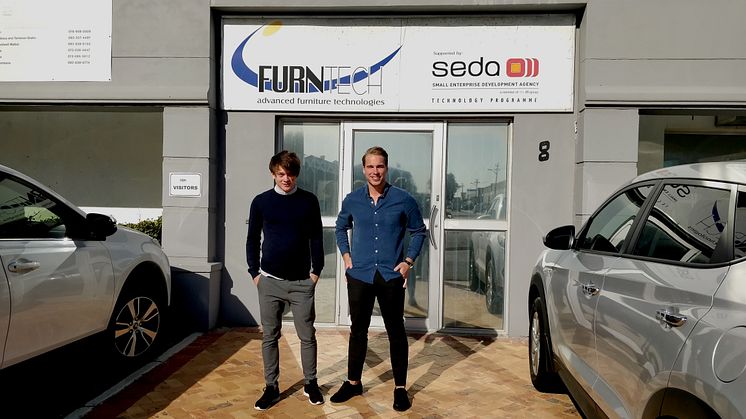 Marcus Berglund och Martin Karlgren utanför Furntechs huvudkontor i Kapstaden.