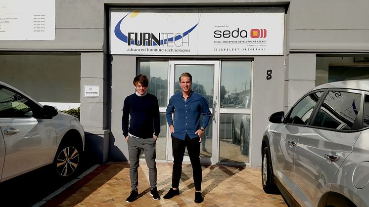 Marcus Berglund och Martin Karlgren utanför Furntechs huvudkontor i Kapstaden.