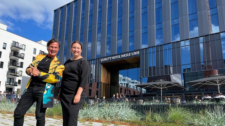 Petter A. Stordalen, eier av Nordic Choice Hotels, sammen med hotelldirektør Sara Jensen. 