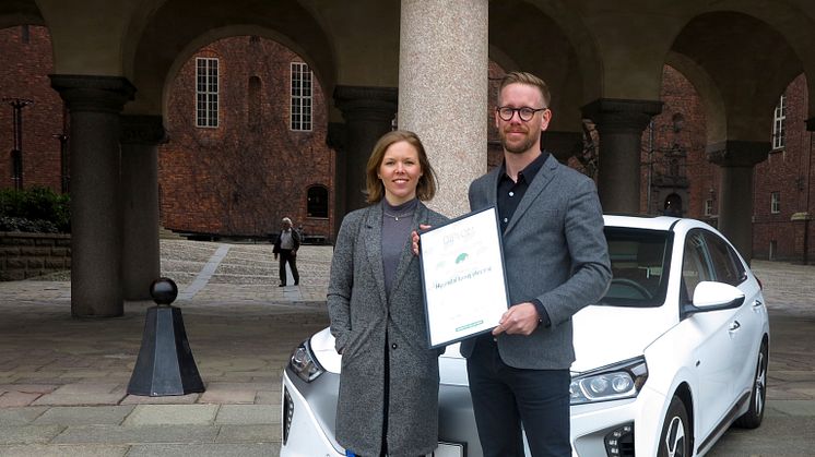 Johanna Grant, Ordförande Gröna Bilister och Tobias Joelsson, PR & Communications Manager på Hyundai Sverige. Foto: Martin Prieto Beaulieu
