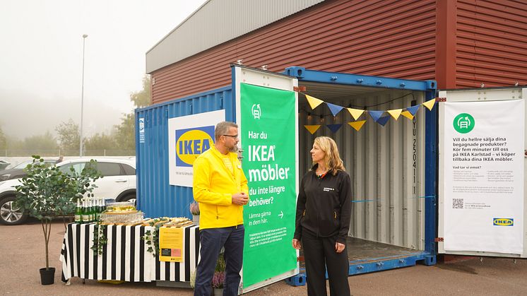 Johan Thylén, varuhuschef på IKEA Karlstad tillsammans med Malin Pettersson, affärsområdeschef återvinning på Karlstads Energi framför IKEA-containern på Våxnäs återvinningscentral.