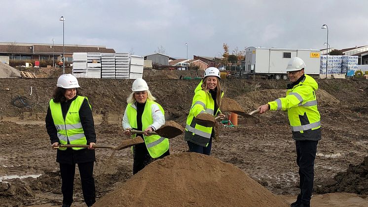 Fr v Ulrika Nyström, regionchef Riksbyggen, Marie Lundström, säljare Riksbyggen, Emelie Fridén, projektchef Derome Husproduktion och Thomas Skogh, projektledare, Riksbyggen. 