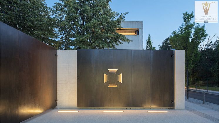 Toranlage zum Raum der Information am Ehrenmal der Bundeswehr in Berlin