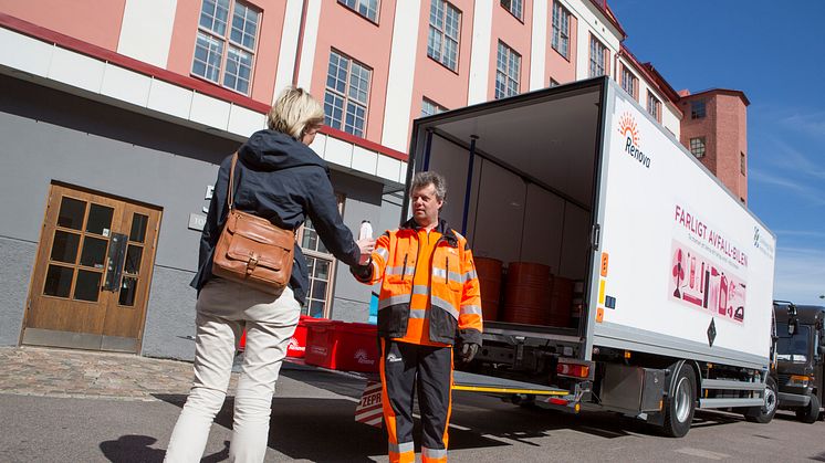 Från och med 6 september och några veckor framåt kan du besöka Farligt avfall-bilen. Se alla hållplatser på goteborg.se/farligtavfallbilen