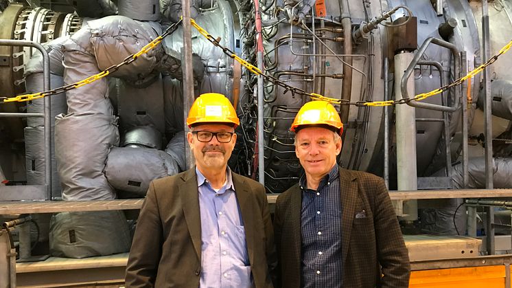 Hans Holmström, VD för Siemens Industrial Turbomachinery och Alf Engqvist, VD på Göteborg Energi framför den nyinstallerade testturbinen i Rya kraftvärmeverk.