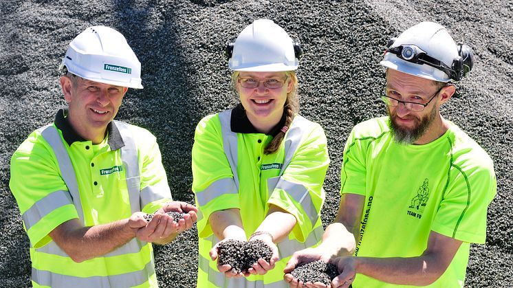 Salgsansvarlig Bård Normann Andersen (t.v), anleggssjef Anne Helene Nygaard Brand og spesialarbeider Roger Lillemark er strålende fornøyde med at de nye produktene endelig er til salgs. Foto: Anja Sønstevold