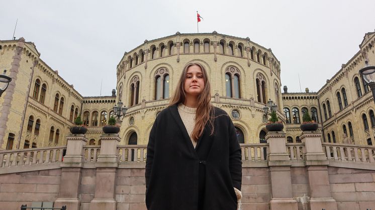 Leder i Changemaker, Naja Amanda Lynge Møretrø, foran Stortinget.