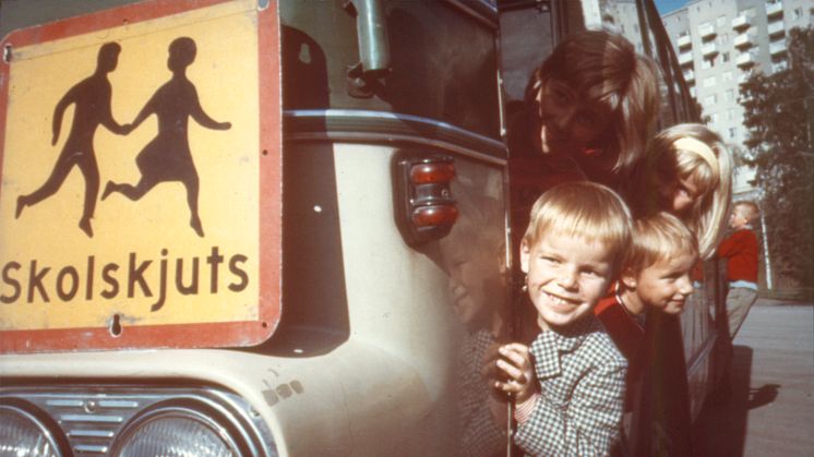 Barn på skolskjutsbuss 1960-tal, Gnesta.