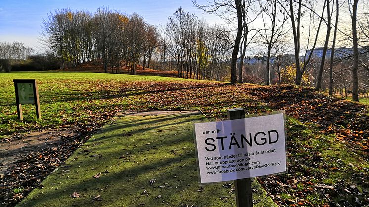 Första utkastet på Järva DiscGolfParks världsberömda 27-hålsbana för discgolf. I bakgrunden syns bostadshusen i Tensta.