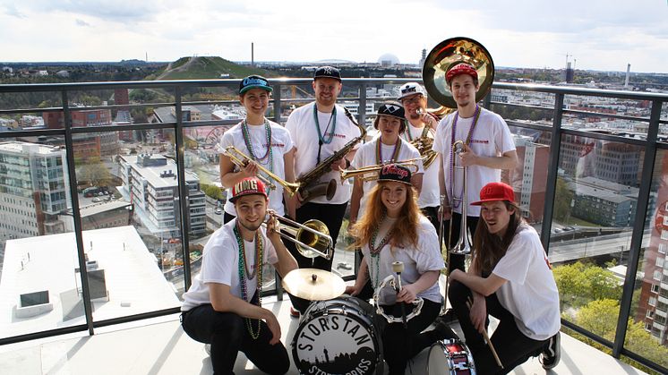 Storstan Street Brass har gjort sig känt som ett svängigt gatuband, inspirerade av den yngre generationens brassband i New Orleans.