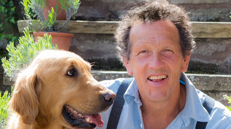 Pressbild på Monty Don och hunden Nigel. 