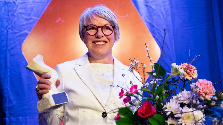 Bilden: Caroline Waldheim, chef för samhälle och hållbarhet på Svenska Fotbollförbundet, tog emot Svenska Jämställdhetspriset 2024 på Forum Jämställdhet. Foto: Jeanette Dahlström   