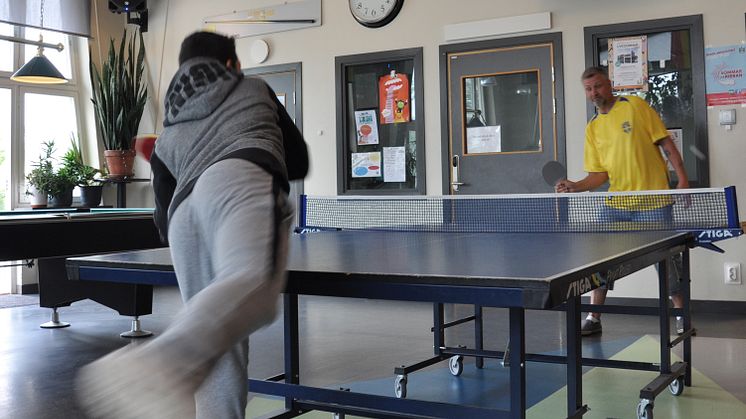 Omar Hassoun och Leo Jeppsson spelar bordtennis innan fotbollsvisning på Sofielunds Fritidsgård.