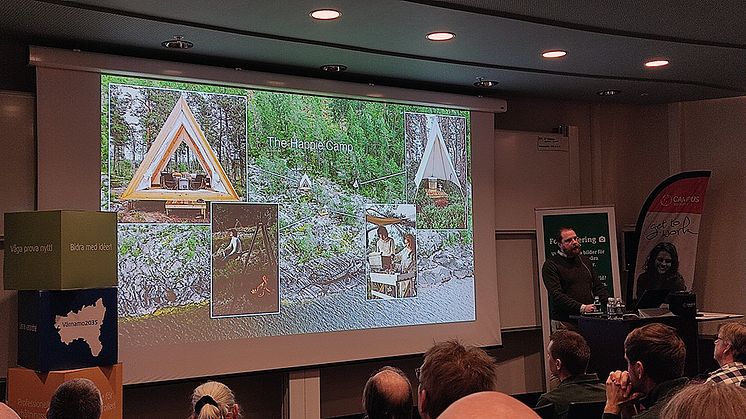 Staffan Svantesson visar upp Happie Camps koncept, bestående av ett tält fullt med tillbehör, kök med gasoltub och utebrännare, uteplats med bord, stolar och egen toalett.