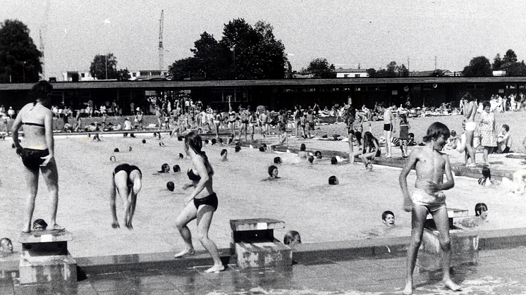 Ett välbesökt Kvarnbadet under den första sommaren, 1970. Vallentuna bildarkiv, fotograf: Josef Andersson.