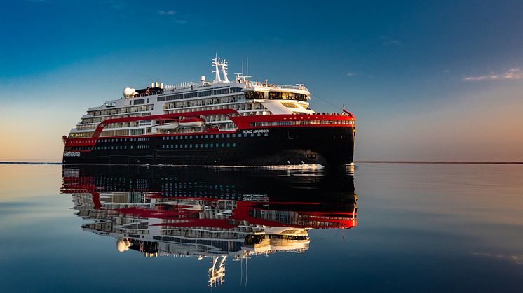 I POLARHELTENS KJØLVANN: Polarhelten Roald Amundsen brukte tre år på sin kryssing av Nordvestpassasjen. Ekspedisjonsskipet MS Roald Amundsen brukte tre uker. Foto: KARSTEN BIDSTRUP/Hurtigruten