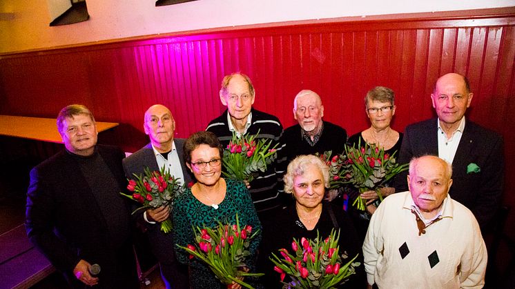 ABK:s vd Henrik Strand, och vice styrelseordförande Christer Nilsson med förra årets jubilarer.