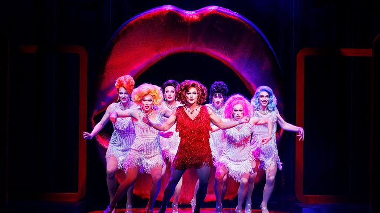 01 Det Ny Teater - Kinky Boots - Lola (Silas Holst) og Angels.jpg