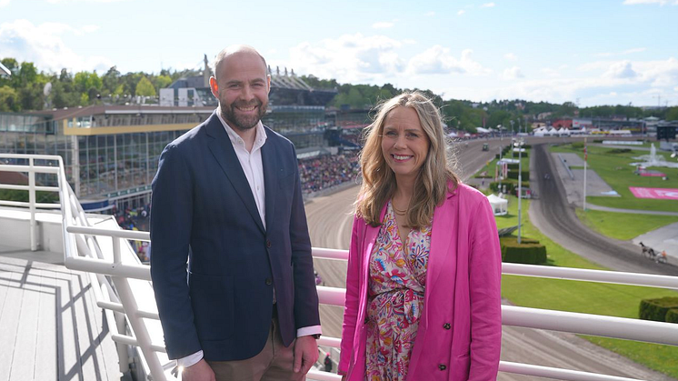 Skidskytteförbundets generalsekreterare Rikard Grip och ATG:s marknadschef Johanna Åberg på plats på Solvalla under Elitloppet. Foto: ATG