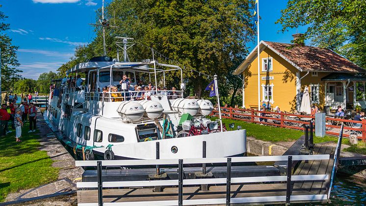 M/S Bellevue slussar i Hajstorp. Foto: Jesper Anhede.