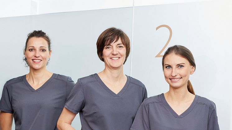 (v.l.n.r.) Gesa Schmidt-Martens, Anja Feller Guimarães und Anna Bernhardt arbeiten als selbständige Zahnärztinnen in der ersten Zahnpraxis der Zukunft, der ZAP*8 in Düsseldorf. (Foto: Björn Giesbrecht)