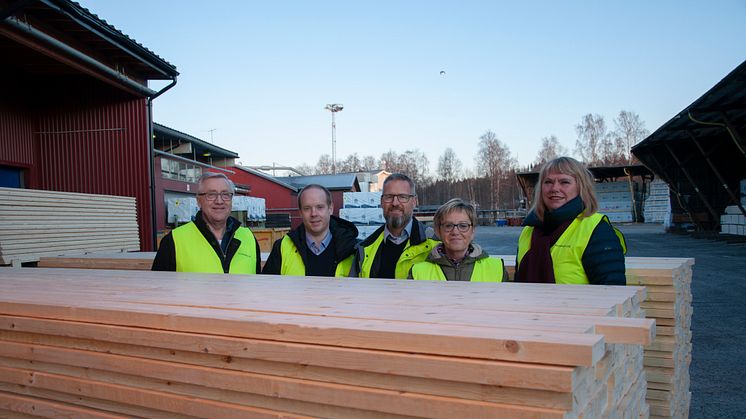 Företagsbesök hos Norrlands Trä med majoritetsföreträdaren Ingemar Wiklander (KD), kommunstyrelsens ordförande Andreas Sjölander (S), Norrlands Träs vd Jan Frycklund, oppositionsrådet Chrsitina Lindberg (C) och näringslivschefen Petra Forsström.