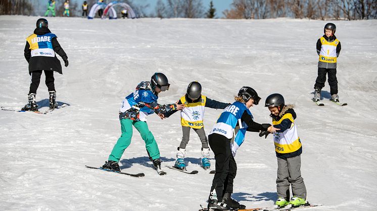 Alla på snö är ett initiativ som syftar till att uppmuntra till mer fysisk aktivitet bland barn genom att låta dem upptäcka glädjen med olika snöaktiviteter.