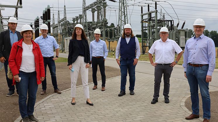 Investitionen ins Energienetz sind Investitionen in Klimaschutz und eine starke Wirtschaft. Bayernwerk-Führung und GRÜNEN-Politiker beim Besuch eines Umspannwerks in Neufahrn.