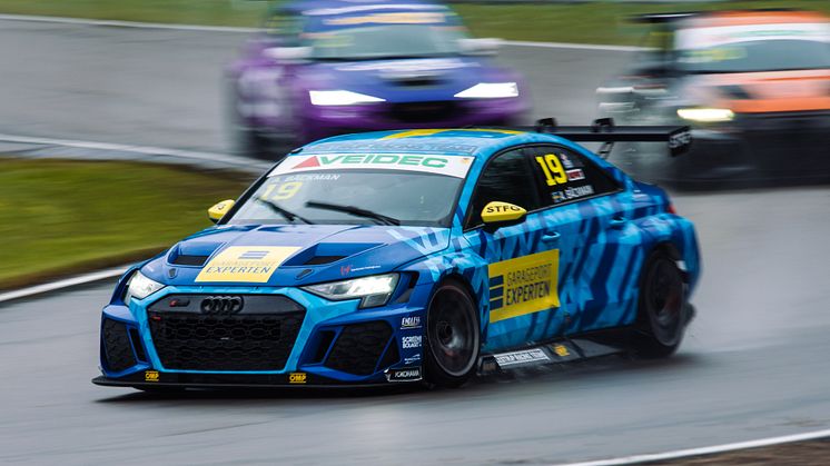 Andreas Bäckman (start number 19) drove all the way up to first place from fifth starting position in Race 3 in the first three laps at Ring Knutstorp, Sweden last Saturday. Photo: Martin Öberg (Free rights to use the images)