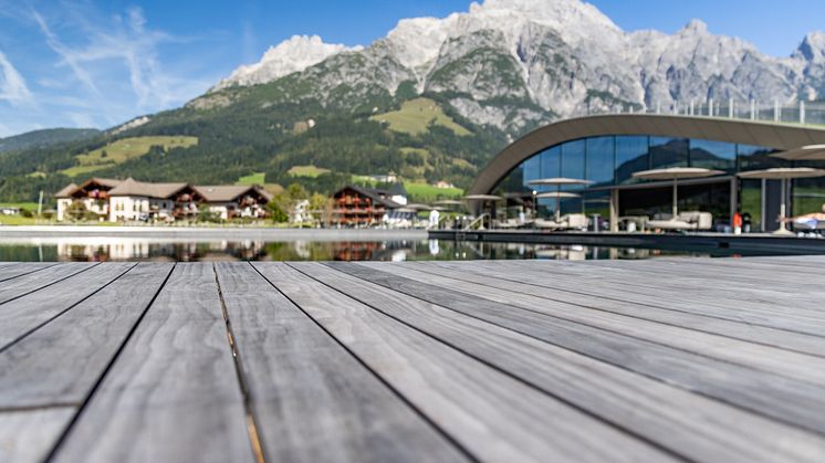 Wellness Terrasse mit Holz: „ATMOSPHERE by Krallerhof