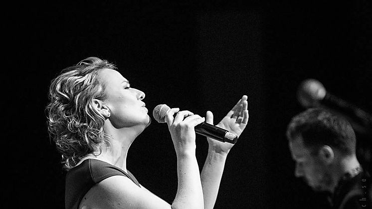 Linda Pettersson, född på Alnö, gästar Nordiska Kammarensembelns Promenadkonsert i Stadshuset 12 maj.