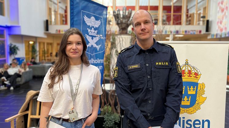 My Salale Olsson, brottsförebyggande samordnare i Ängelholms kommun och kommunpolis Eric Hagbom på Rönnegymnasiet för att möta skolungdomar.