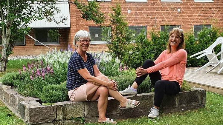 Berith Awenstedt och Monica Johansson njuter av föreningens fina gård.