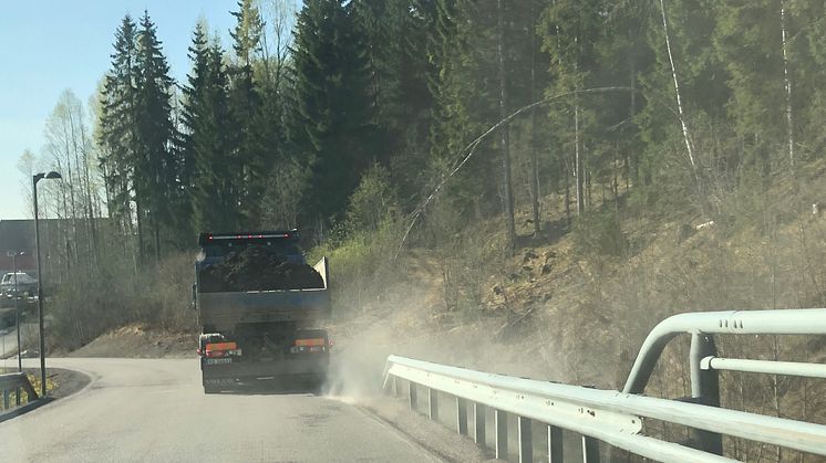 Støvskyen står langs veiene på Østlandet - og målestasjonene for luftkvalitet varsler om tidvis dårlig luftkvalitet som resultat. Foto: NILU