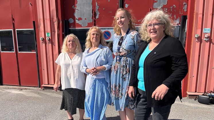 Annika Olegård (KD), Ann Lewerentz (M), Andrea Kronvall (SD) och Åsa Wennerfors (L) framför den gamla brandstationen där kommunens akutboende öppnar i januari. Fram till dess driver Vintergatans vänner en värmestuga med stöd av kommunen.