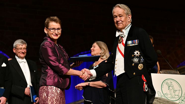 ​Förra året belönades bl.a. Eleonor Schütt, som fick ta emot akademiens silvermedalj ur H.E. Riksmarskalken Svante Lindqvists hand. Foto: Erik Cronberg.