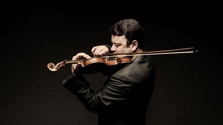 Violinisten Vadim Gluzman spelar på en Stradivarius fiol från 1690.   
