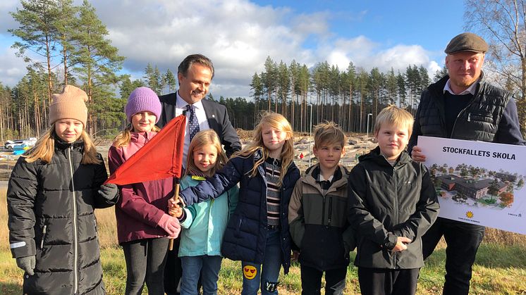 Nu byggs Stockfallets skola och idrottshall. Från vänster: Elsa Catéus, Alice Persson, Niklas Wikström, Vera Silverin, Sigrid Gustavsson, Cornelis Lindgren, Alvar Tjäder och Henrik Lander.