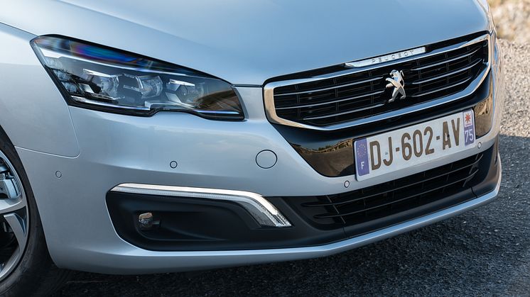 Sverigepremiär för sportigt eleganta Peugeot 508 -nytt utseende, klassledande förbrukning och nya automatlådor