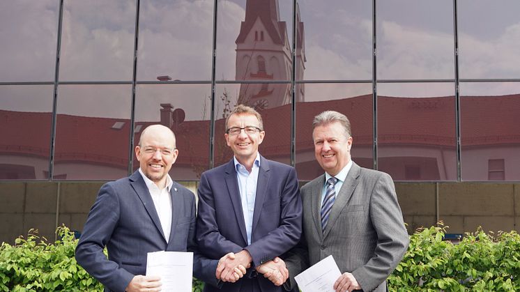 Thomas Oppelt, Geschäftsführer der Bayernwerk Regio Energie, mit den Bürgermeistern Andreas Horsche (links) und Helmut Maier (rechts) starten gemeinsam den lokalen Strommarkt Furth-Altdorf..