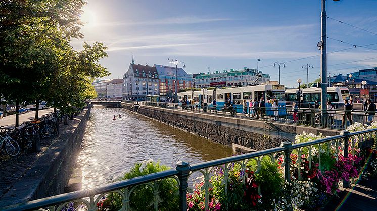 Vatten och grönska ger liv till staden. Kanalen vid Drottningtorget. Foto: Anders Wester/Göteborg & Co