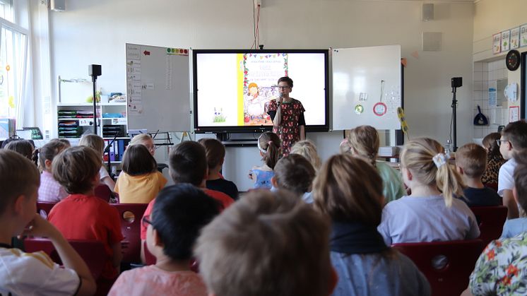 Die Kinderbuchautorinnen Katrin Pokahr (Foto) und Anne Ameling haben für das Projekt zwei Lesungen an der Overbergschule in Vechta gehalten.