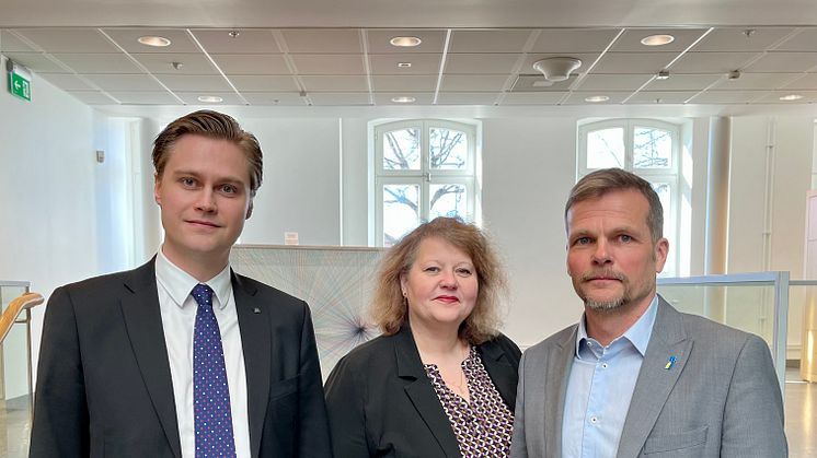 Albin Schyllert (M), vice ordförande i Psykiatri-, habilitering och hjälpmedelsnämnden, Charlotte Hedendahl (L), ledamot, Per Einarsson (KD) ordförande.