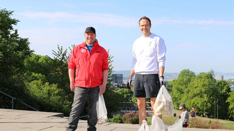 Carl Pedersen fra Hold Norge Rent og Martin Kjekshus, administrerende direktør i Diplom-Is.