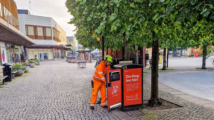 Svevias smarta papperskorgar med sensorer som signalerar fyllningsgrad har minskat nedskräpning i Skarpnäck och Farsta. Foto: Josef Maliki  