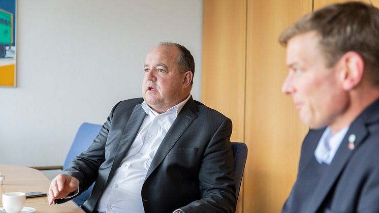 von links: Ralf Merkelbach, Leiter Key Account Management Großflotten Europa bei BPW und BGL-Vorstandssprecher Prof. Dr. Dirk Engelhardt. Foto: Martin Leissl