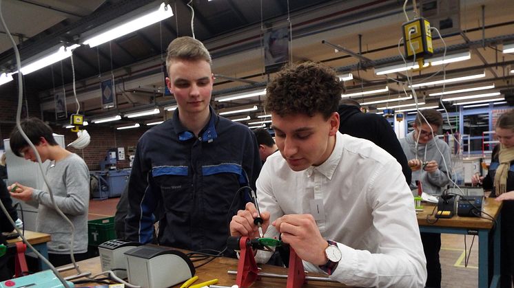 Auszubildender Timo Nordsiek und Nick Petrovic in der Ausbildungswerkstatt von Westfalen Weser Netz in Kirchlengern beim Energy Camp (v. l.).