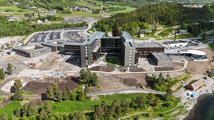 Sjukehuset Nordmøre og Romsdal Hjelset (SNR Hjelset) åpner nytt parkeringsanlegg i samarbeid med Aimo Park